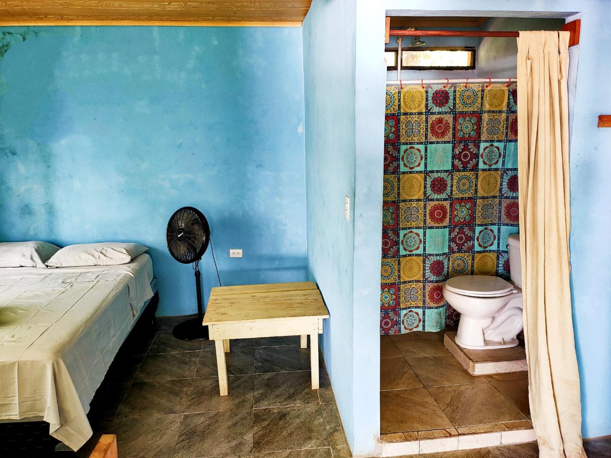 Guesthouse Island Escape South End Номер фото