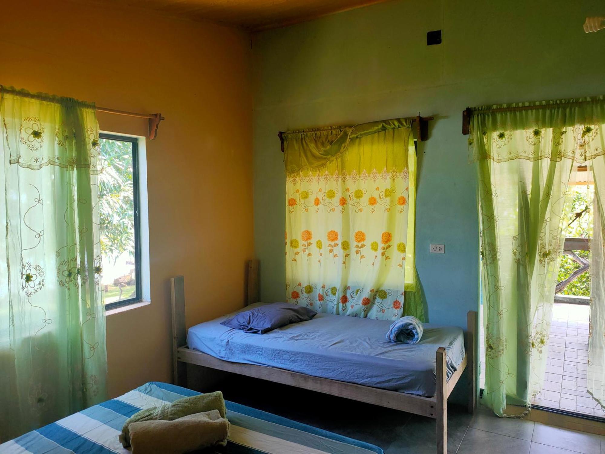 Guesthouse Island Escape South End Номер фото