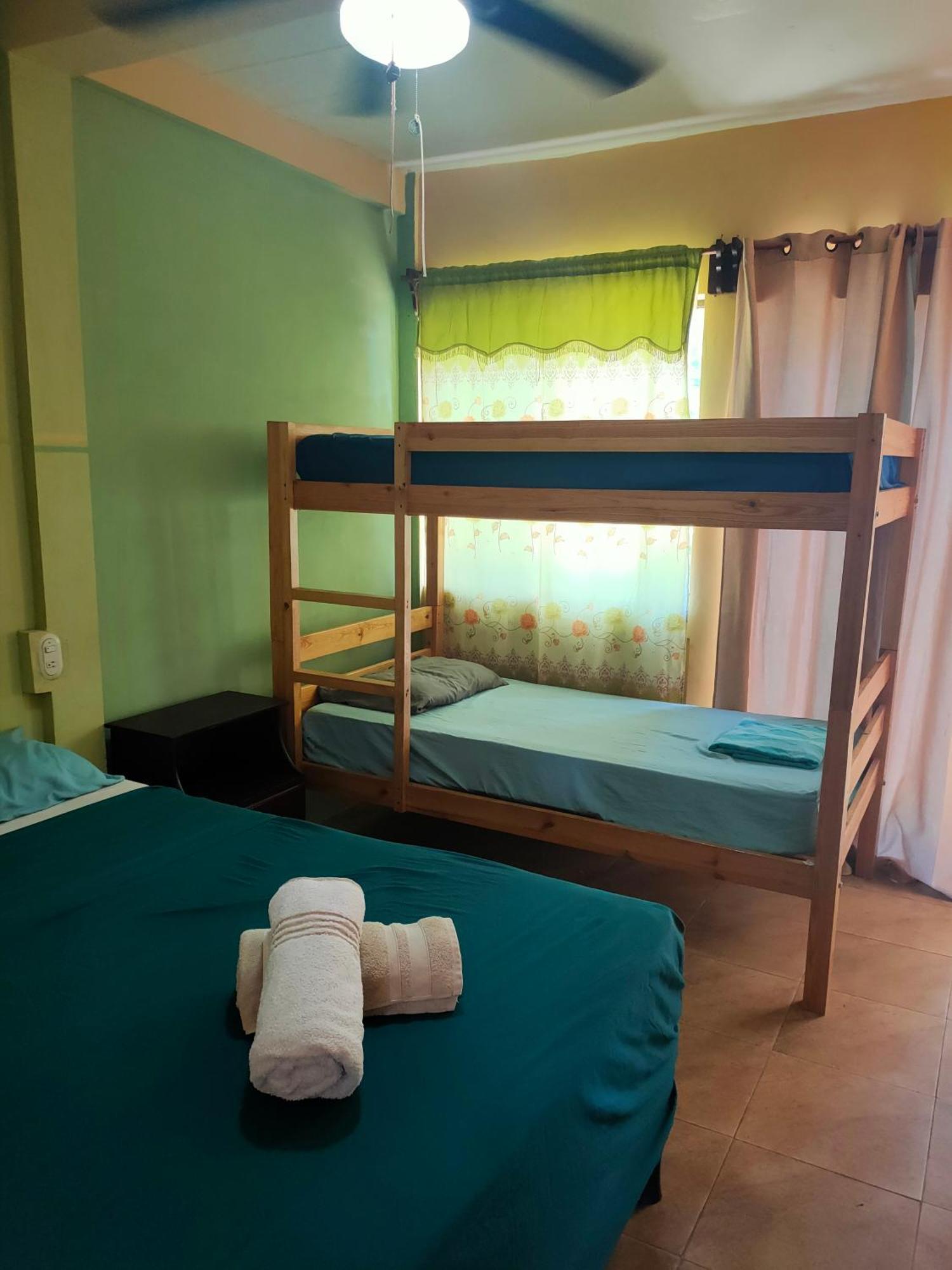 Guesthouse Island Escape South End Номер фото
