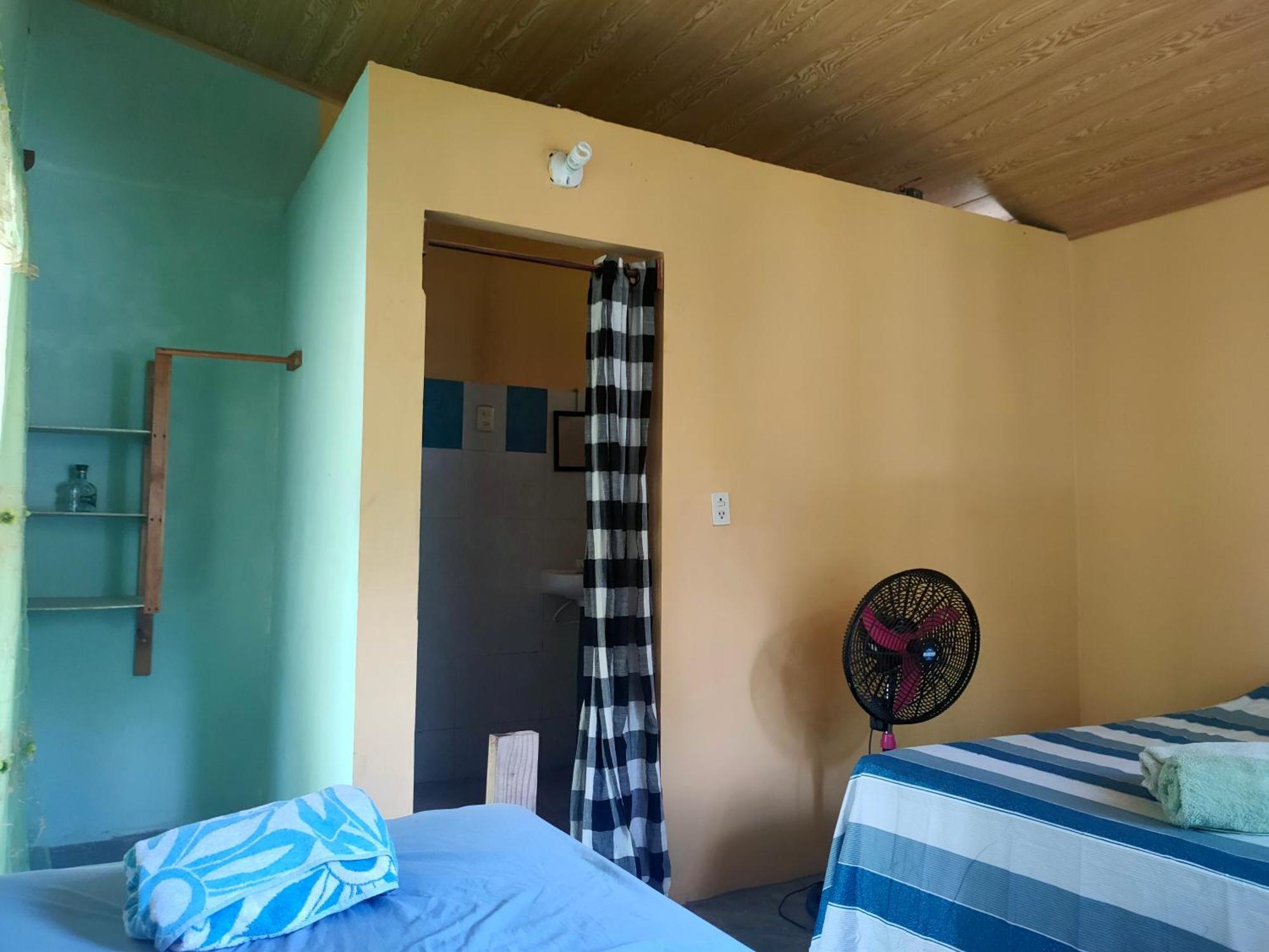 Guesthouse Island Escape South End Номер фото